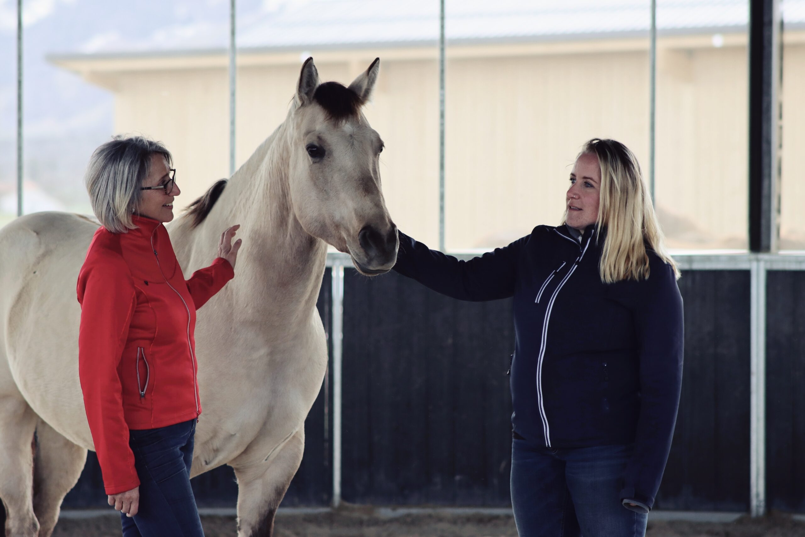 Frauen mit Pferd