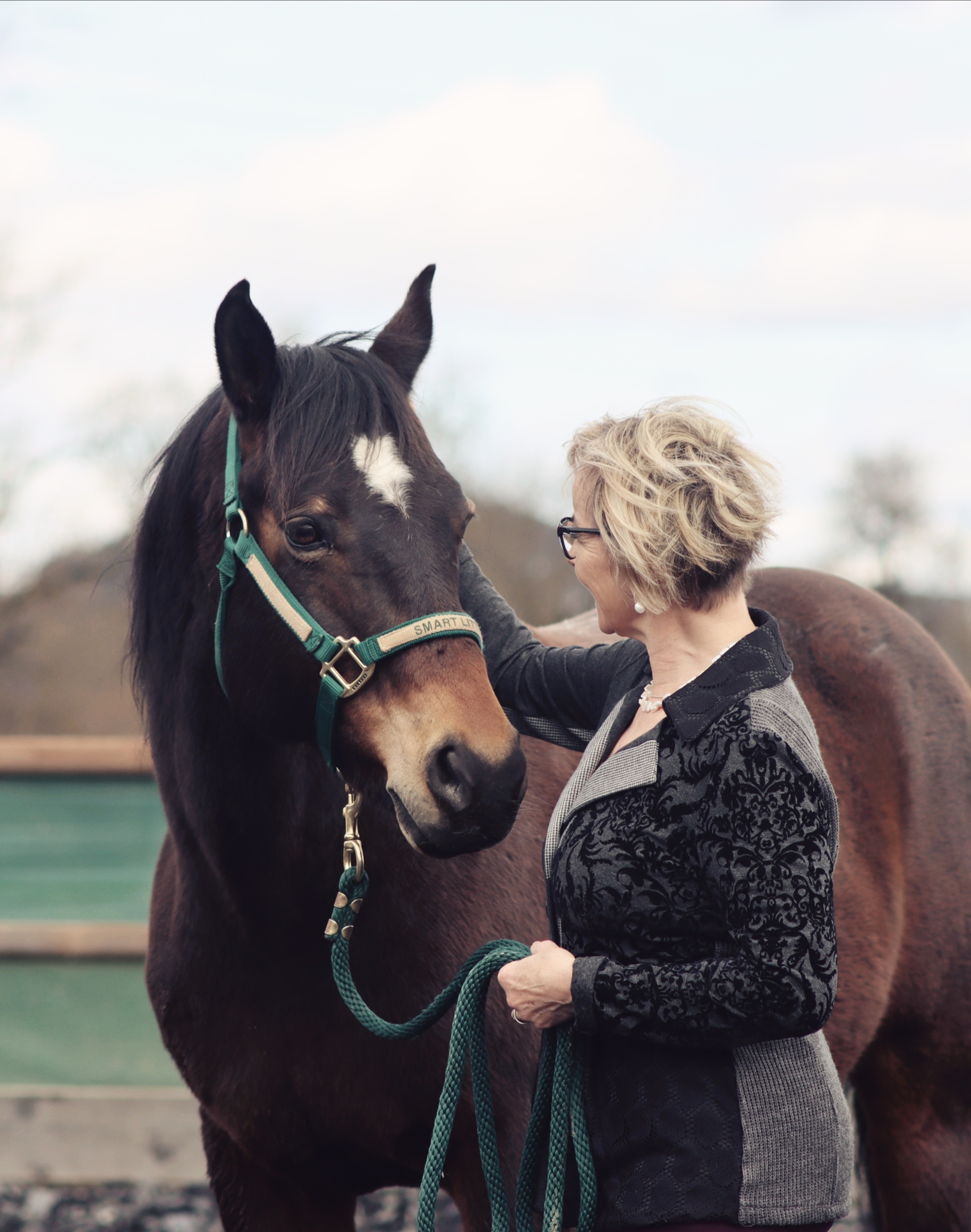 Frau mit Pferd